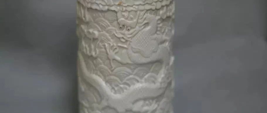 白瓷刻鱼龙纹笔筒